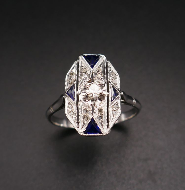 Anello Art Déco con diamanti e zaffiri calibrati, oro bianco 18 carati.