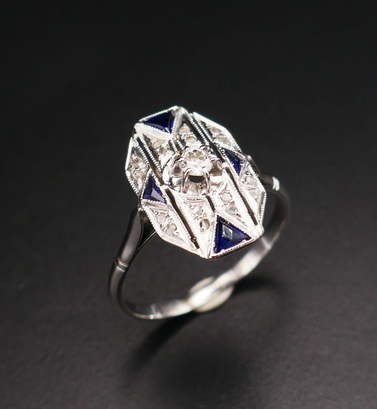 Anello Art Déco con diamanti e zaffiri calibrati, oro bianco 18 carati.