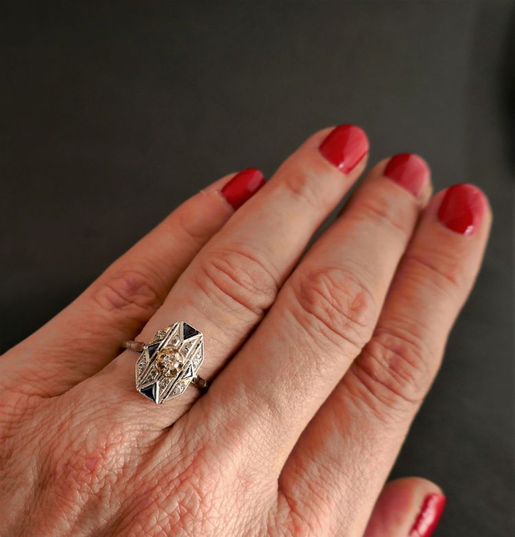 Anello Art Déco con diamanti e zaffiri calibrati, oro bianco 18 carati.