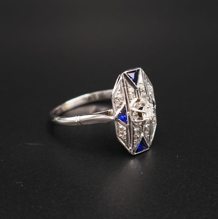 Anello Art Déco con diamanti e zaffiri calibrati, oro bianco 18 carati.