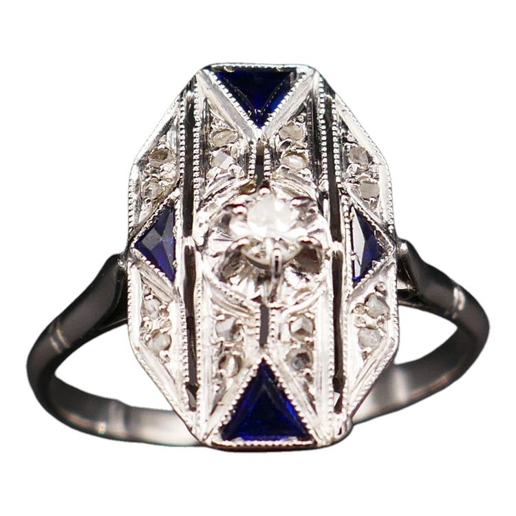 Anello Art Déco con diamanti e zaffiri calibrati, oro bianco 18 carati.
