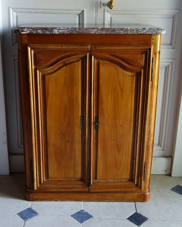 Louis XV period small hunting buffet in walnut woodwork
