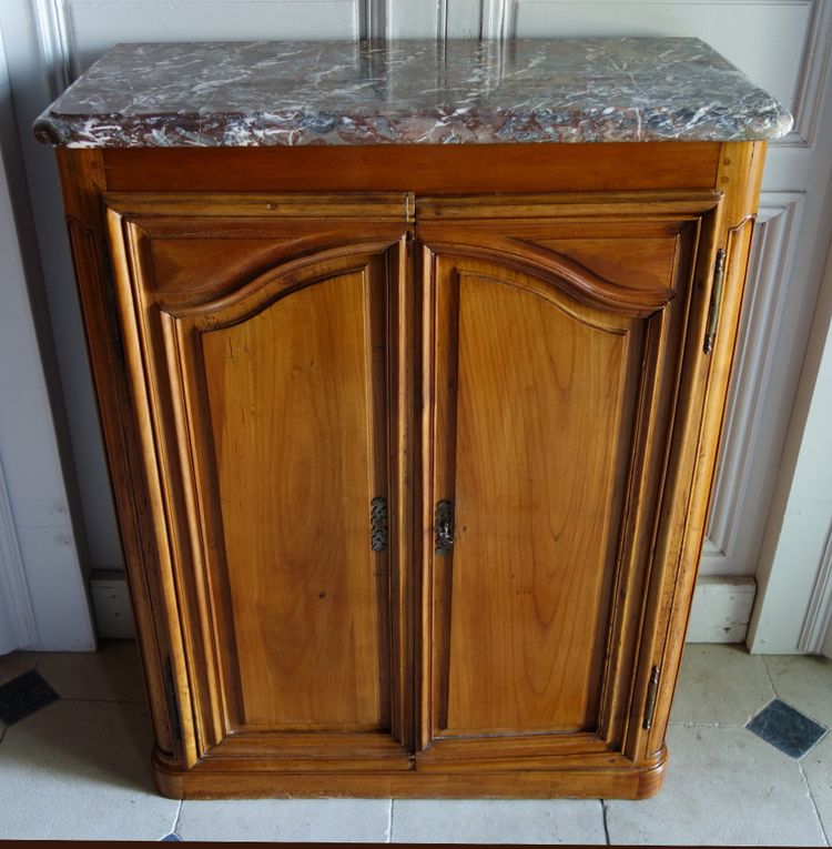 Louis XV period small hunting buffet in walnut woodwork