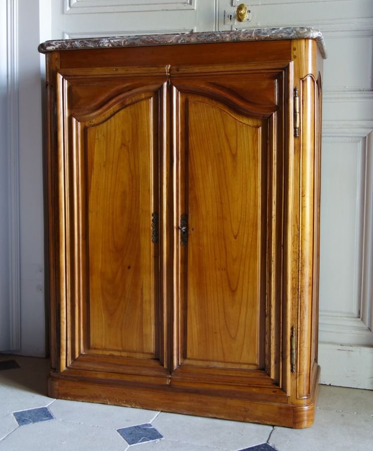 Louis XV period small hunting buffet in walnut woodwork