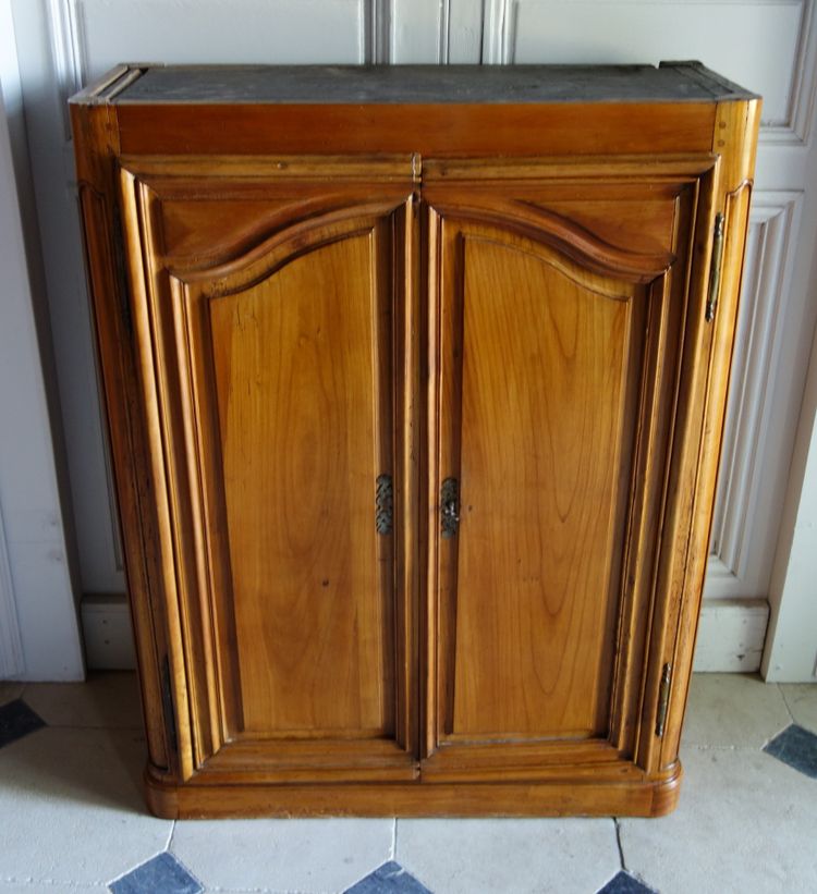 Louis XV period small hunting buffet in walnut woodwork