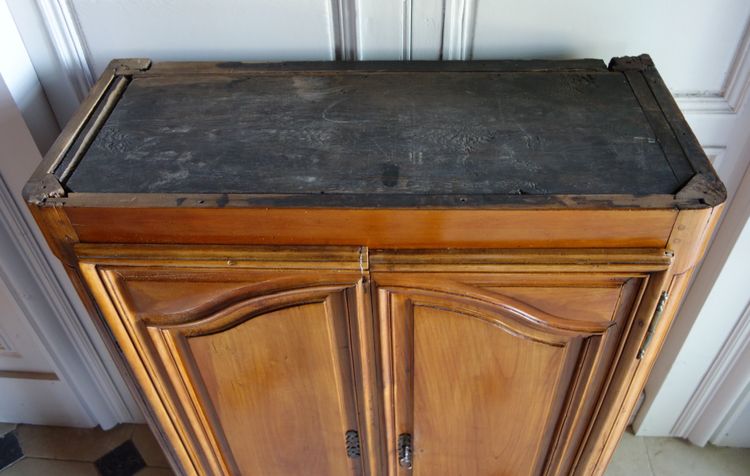 Louis XV period small hunting buffet in walnut woodwork