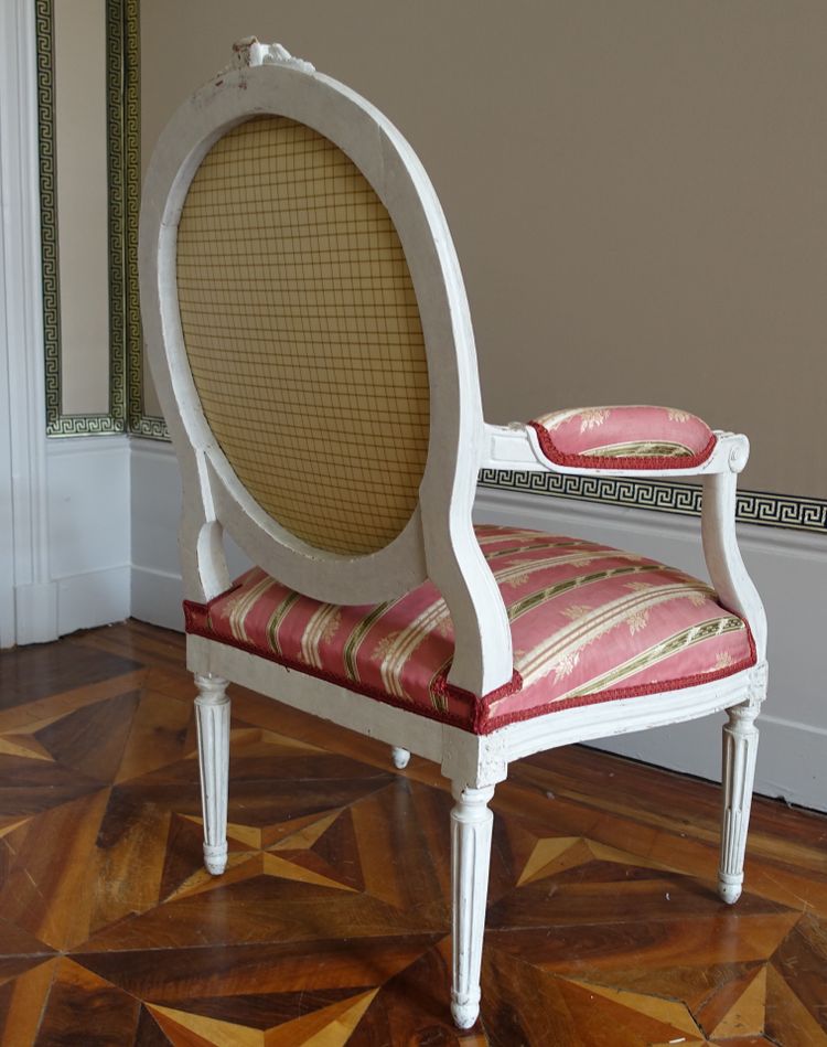 Pair of Louis XVI period "à la reine" armchairs with medallion backs