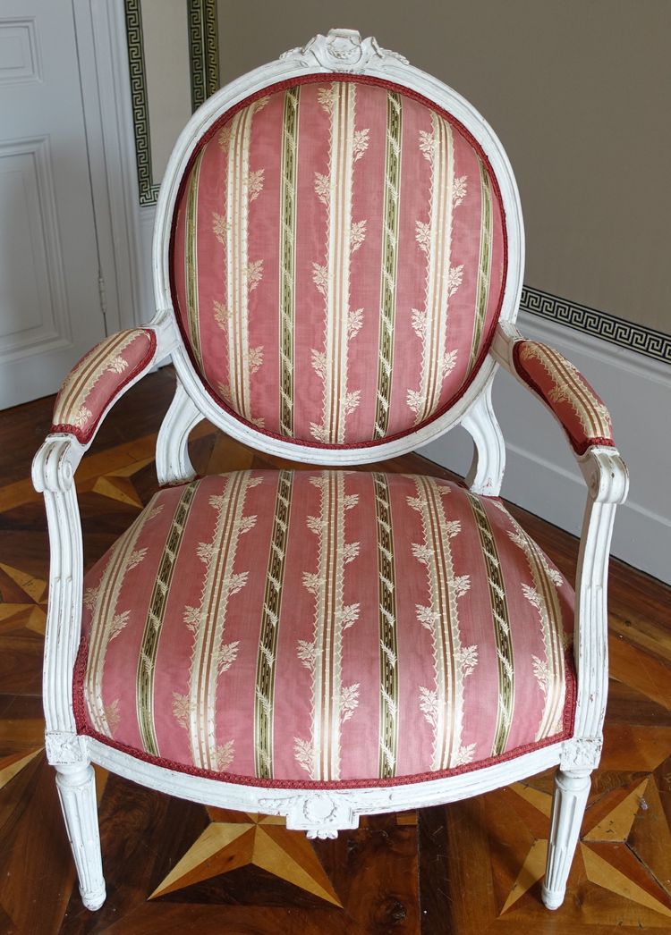 Pair of Louis XVI period "à la reine" armchairs with medallion backs