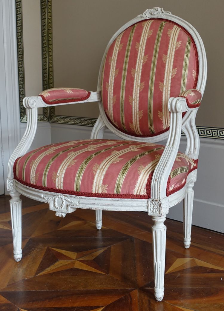 Pair of Louis XVI period "à la reine" armchairs with medallion backs