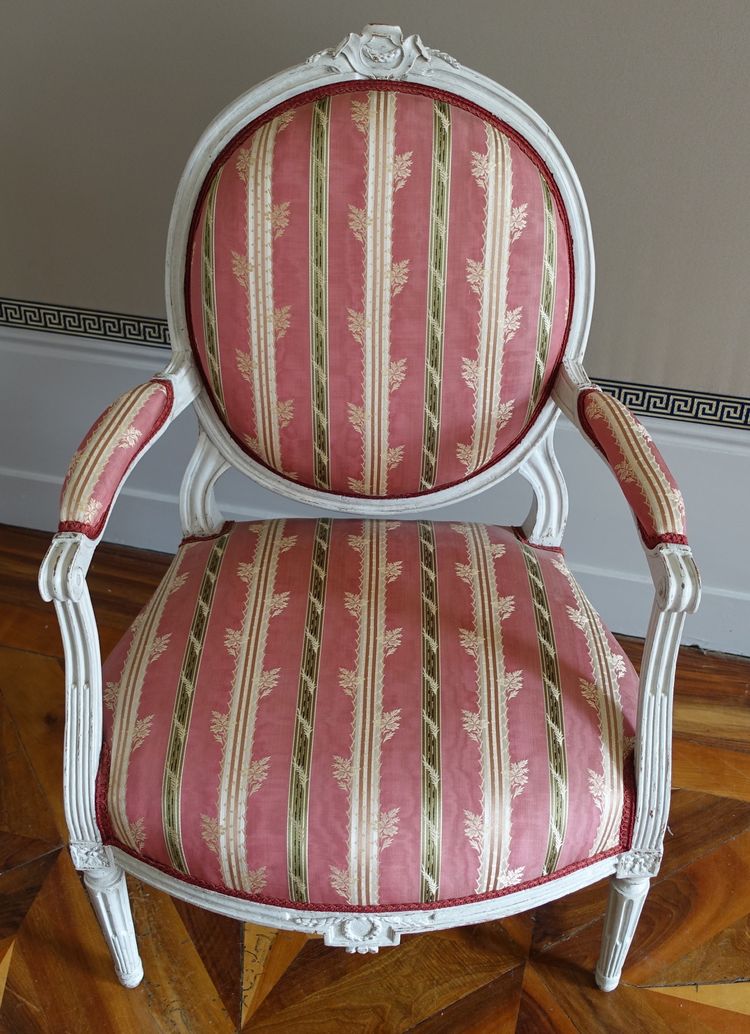 Pair of Louis XVI period "à la reine" armchairs with medallion backs