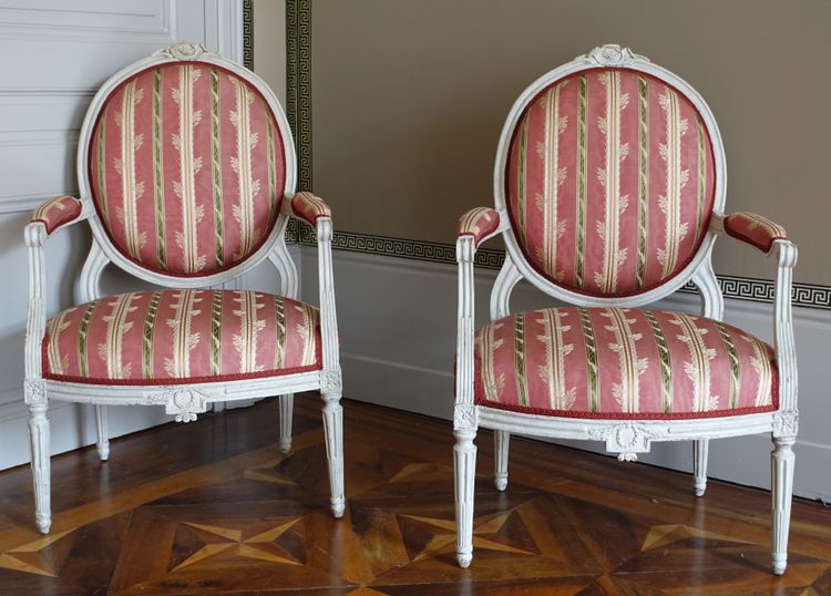 Pair of Louis XVI period "à la reine" armchairs with medallion backs