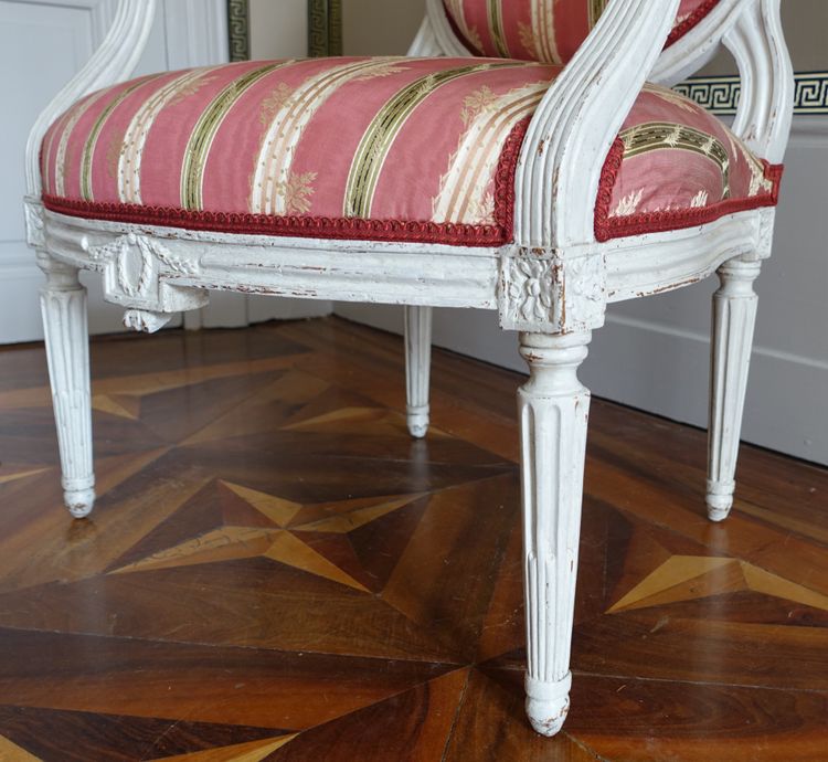 Pair of Louis XVI period "à la reine" armchairs with medallion backs