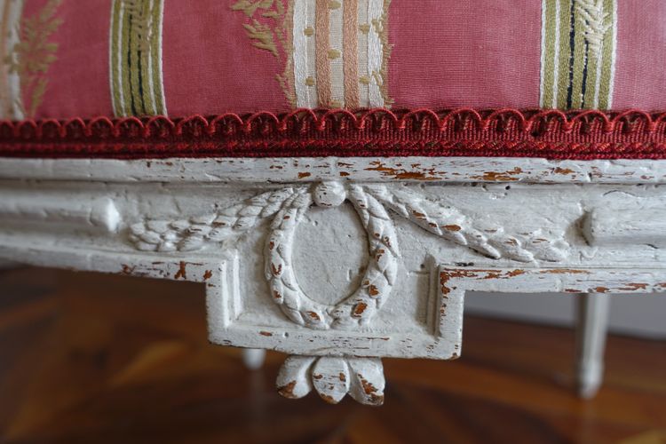 Pair of Louis XVI period "à la reine" armchairs with medallion backs