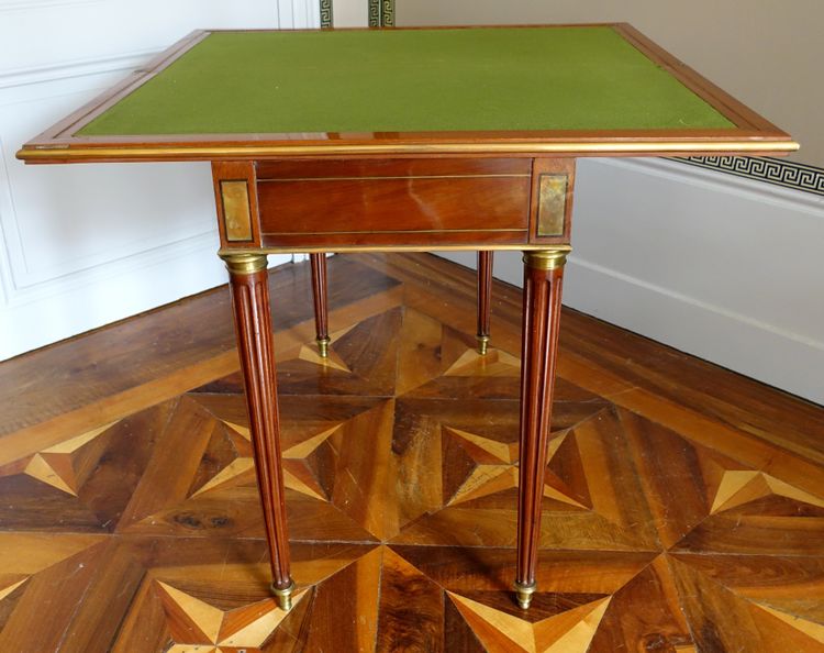 Table à jeux Louis XVI en acajou