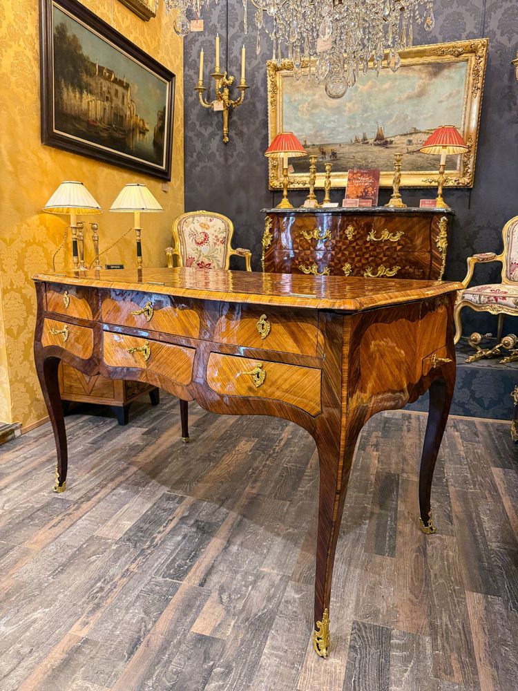 Jean-Baptiste Tuart Wichtiger mechanischer Schreibtisch mit floraler Marketerie, Louis XV-Epoche