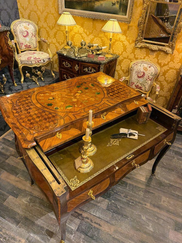 Jean-Baptiste Tuart Wichtiger mechanischer Schreibtisch mit floraler Marketerie, Louis XV-Epoche