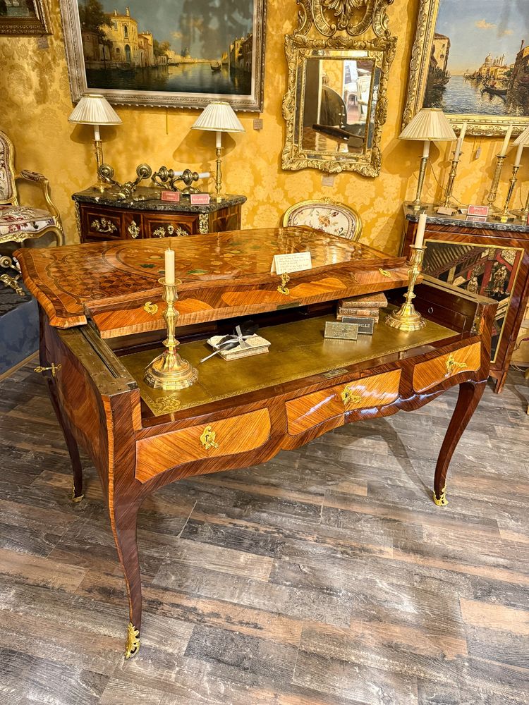Jean-Baptiste Tuart Wichtiger mechanischer Schreibtisch mit floraler Marketerie, Louis XV-Epoche