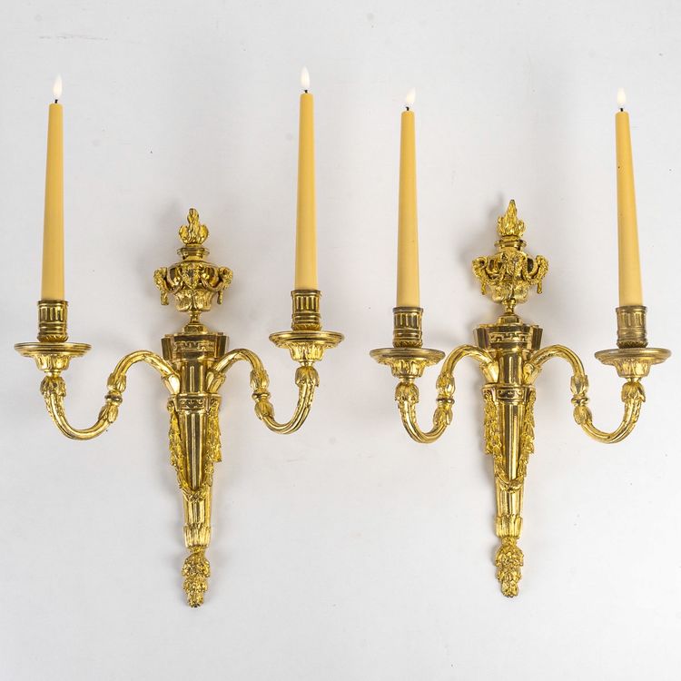 Paire d’Appliques de style Louis XVI en Bronze Ciselé et Doré à Deux Bras de Lumières vers 1820