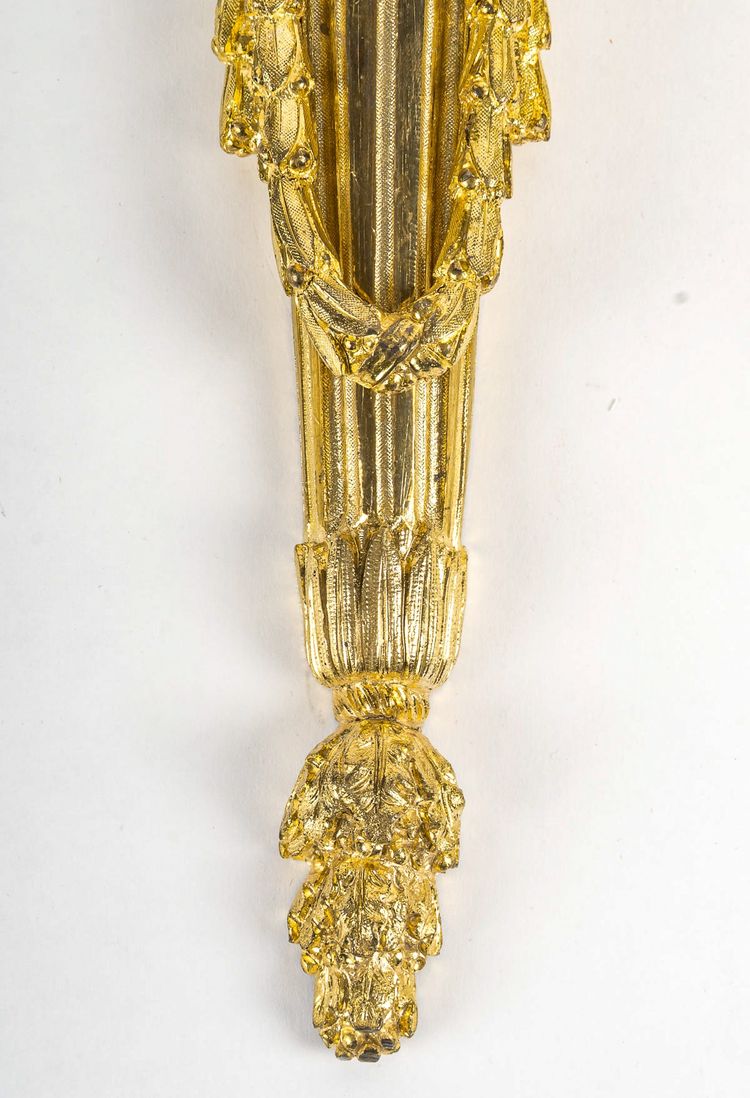 Paire d’Appliques de style Louis XVI en Bronze Ciselé et Doré à Deux Bras de Lumières vers 1820