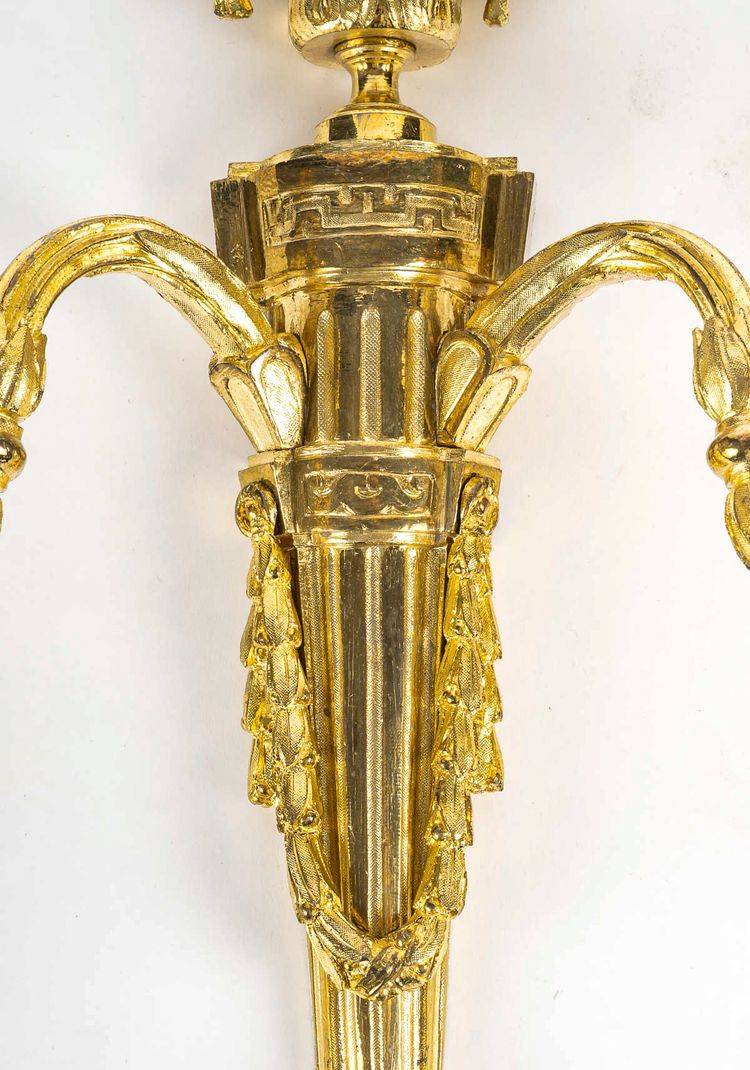 Paire d’Appliques de style Louis XVI en Bronze Ciselé et Doré à Deux Bras de Lumières vers 1820