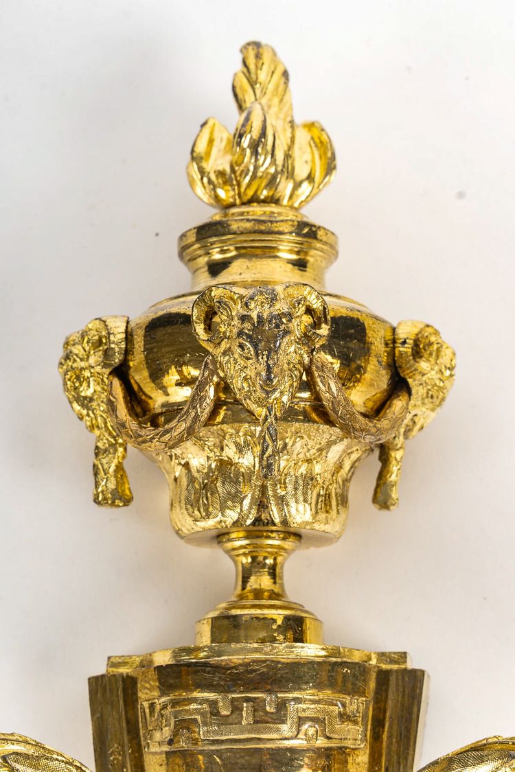 Paire d’Appliques de style Louis XVI en Bronze Ciselé et Doré à Deux Bras de Lumières vers 1820