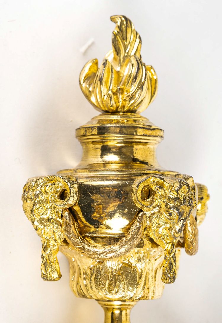 Paire d’Appliques de style Louis XVI en Bronze Ciselé et Doré à Deux Bras de Lumières vers 1820