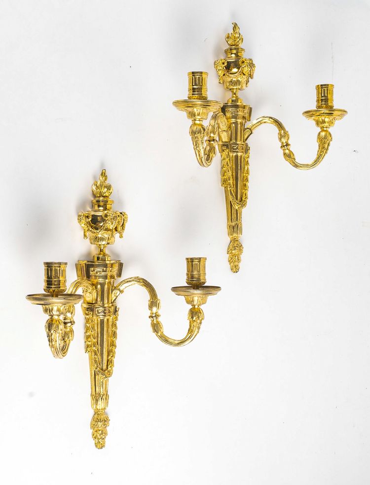 Paire d’Appliques de style Louis XVI en Bronze Ciselé et Doré à Deux Bras de Lumières vers 1820