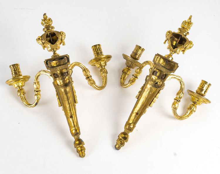 Paire d’Appliques de style Louis XVI en Bronze Ciselé et Doré à Deux Bras de Lumières vers 1820