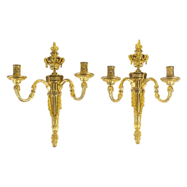 Paire d’Appliques de style Louis XVI en Bronze Ciselé et Doré à Deux Bras de Lumières vers 1820
