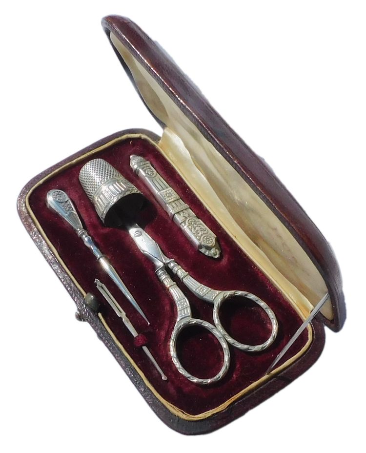 Antike Nähutensilien aus Sterlingsilber Ende des 19. Jahrhunderts Fingerhutschere Etui Nadeln