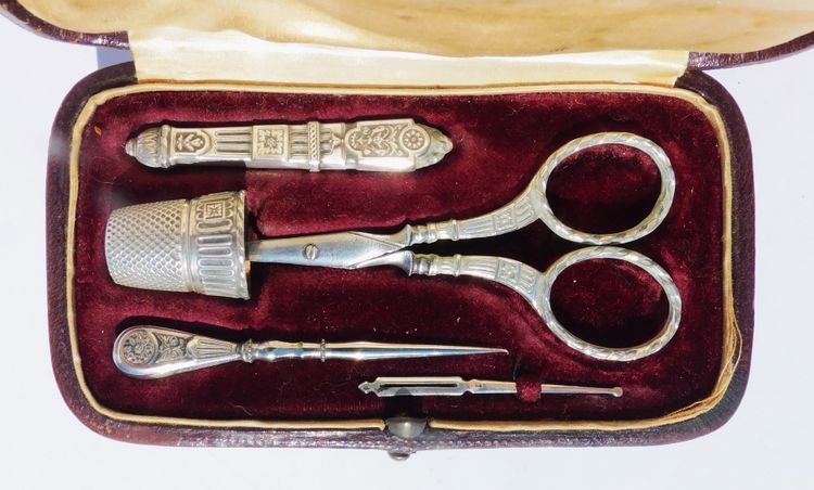 Antike Nähutensilien aus Sterlingsilber Ende des 19. Jahrhunderts Fingerhutschere Etui Nadeln
