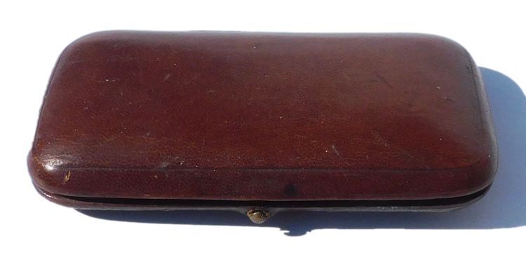 Antike Nähutensilien aus Sterlingsilber Ende des 19. Jahrhunderts Fingerhutschere Etui Nadeln