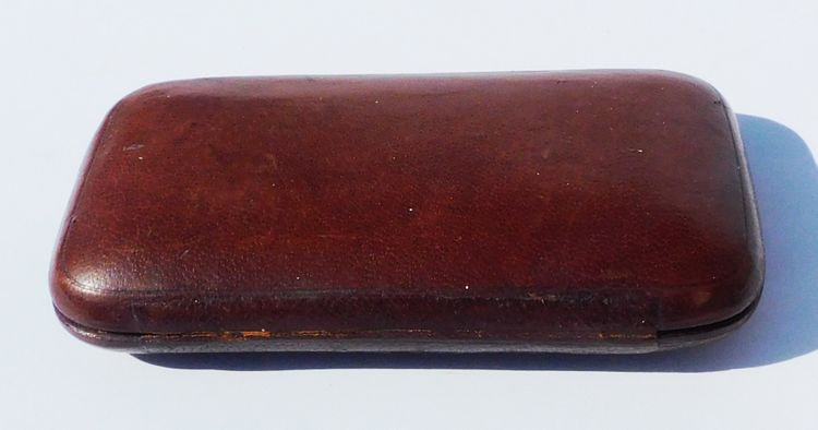 Antike Nähutensilien aus Sterlingsilber Ende des 19. Jahrhunderts Fingerhutschere Etui Nadeln