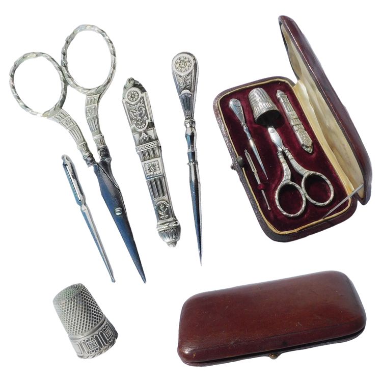 Antike Nähutensilien aus Sterlingsilber Ende des 19. Jahrhunderts Fingerhutschere Etui Nadeln