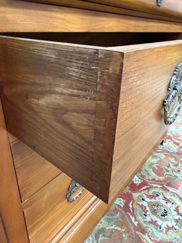 Commode de style Louis Philippe en merisier et marbre gris veiné