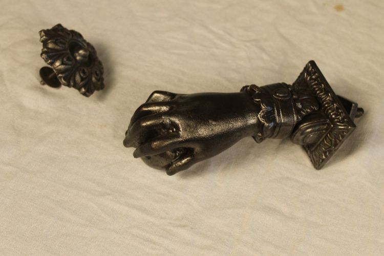 Batacchio per porta in ghisa massiccia a forma di mano, completo, XIX secolo