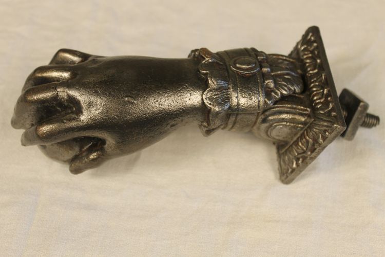 Batacchio per porta in ghisa massiccia a forma di mano, completo, XIX secolo
