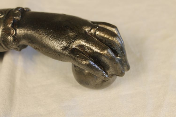 Batacchio per porta in ghisa massiccia a forma di mano, completo, XIX secolo