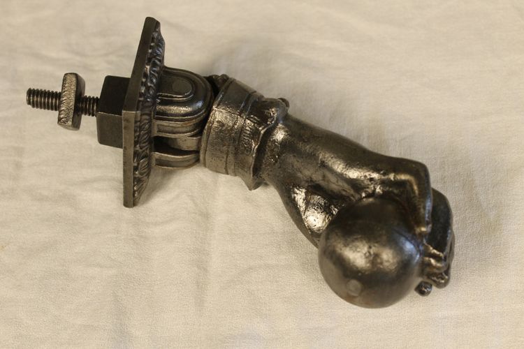 Batacchio per porta in ghisa massiccia a forma di mano, completo, XIX secolo