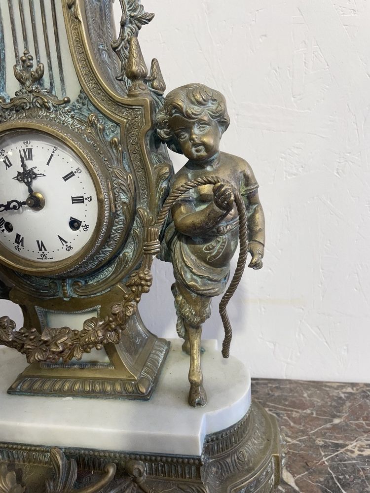 Neoclassical clock in marble and bronze from the 19th century
