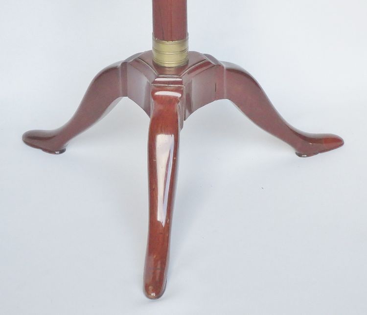 Light-bearing pedestal table, 18th century.