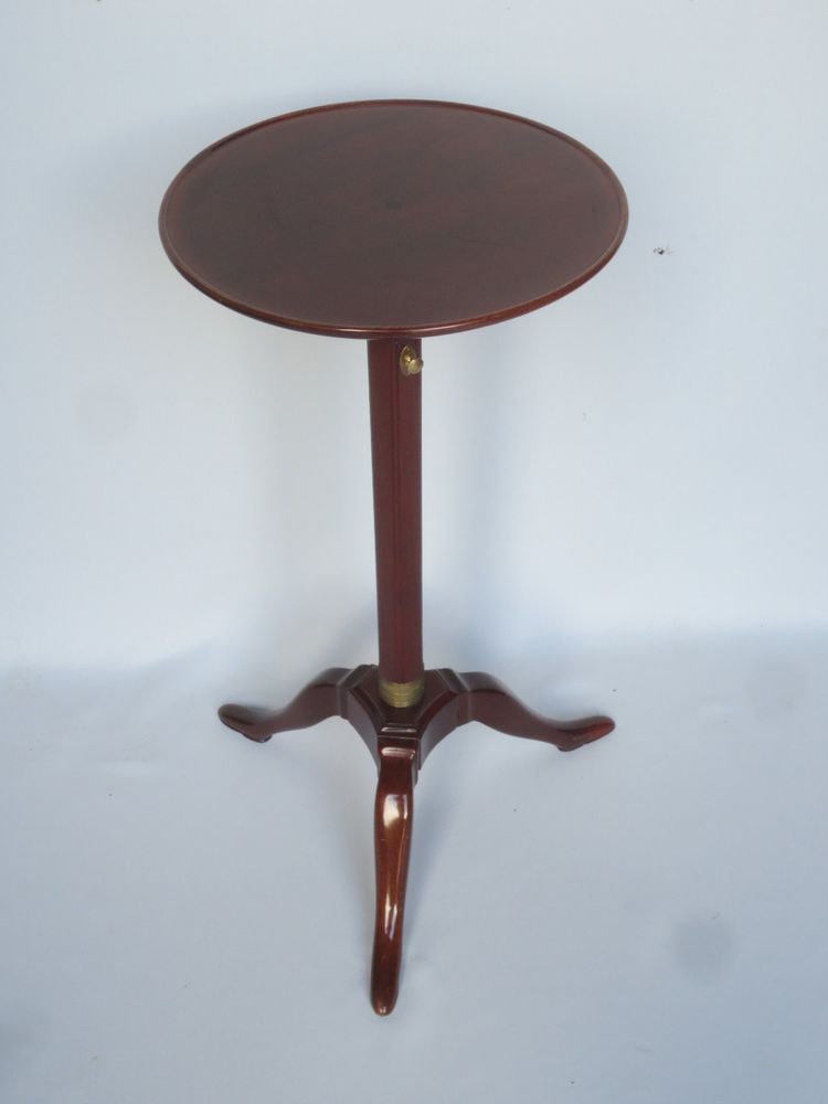 Light-bearing pedestal table, 18th century.