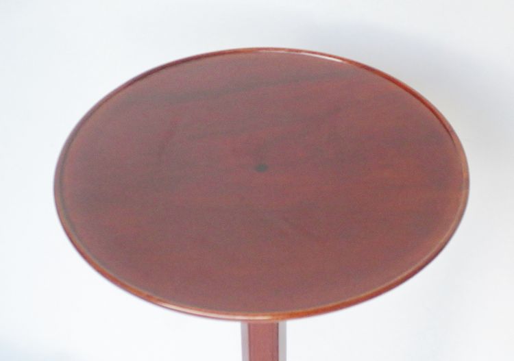 Light-bearing pedestal table, 18th century.