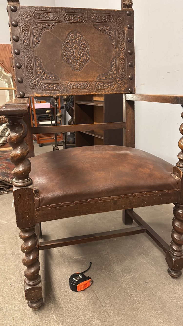 Fauteuil ancien néo-Renaissance avec accoudoirs et cuir imprimé, XIXe siècle. 50x63x55cm