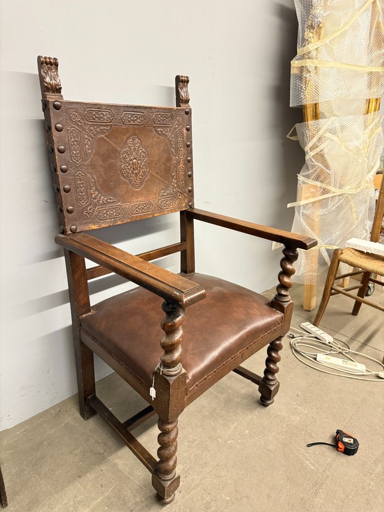 Fauteuil ancien néo-Renaissance avec accoudoirs et cuir imprimé, XIXe siècle. 50x63x55cm