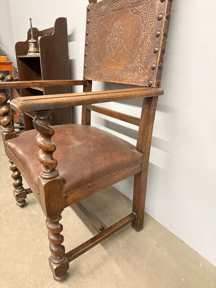 Fauteuil ancien néo-Renaissance avec accoudoirs et cuir imprimé, XIXe siècle. 50x63x55cm