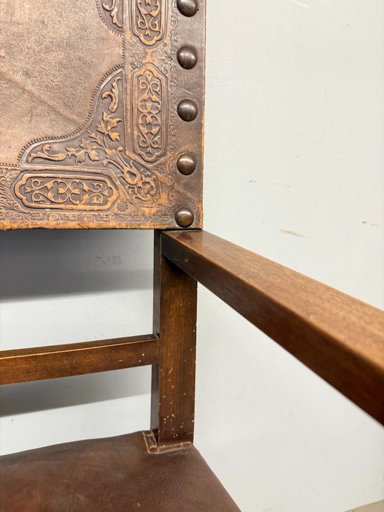 Fauteuil ancien néo-Renaissance avec accoudoirs et cuir imprimé, XIXe siècle. 50x63x55cm