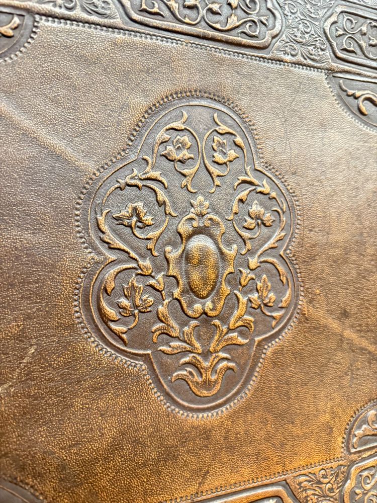 Fauteuil ancien néo-Renaissance avec accoudoirs et cuir imprimé, XIXe siècle. 50x63x55cm
