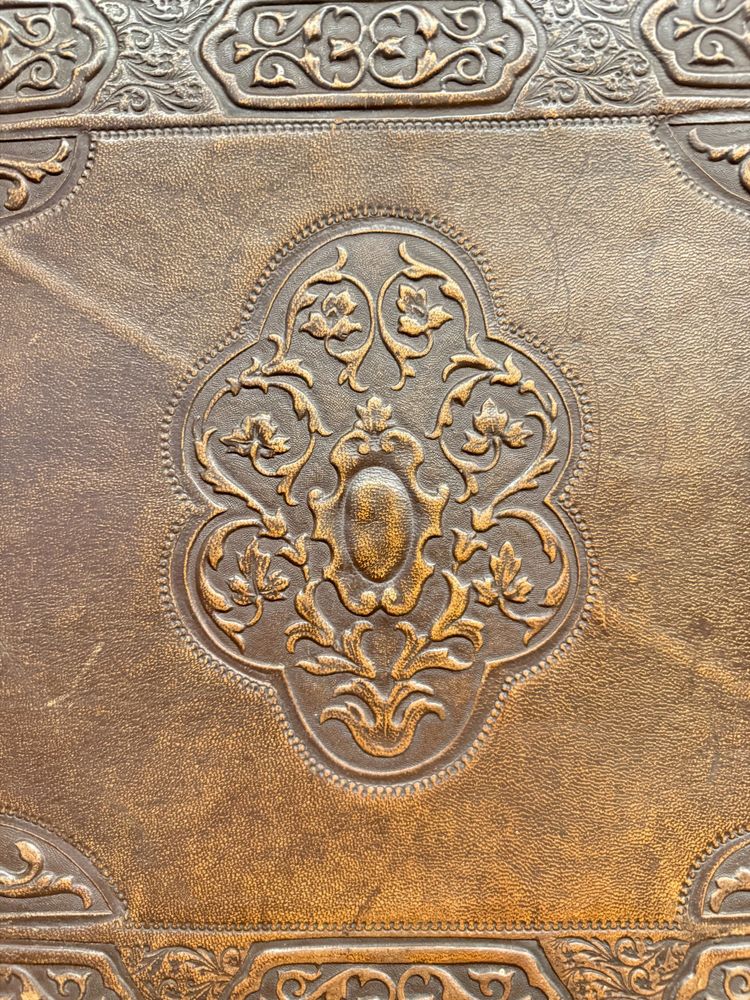Fauteuil ancien néo-Renaissance avec accoudoirs et cuir imprimé, XIXe siècle. 50x63x55cm