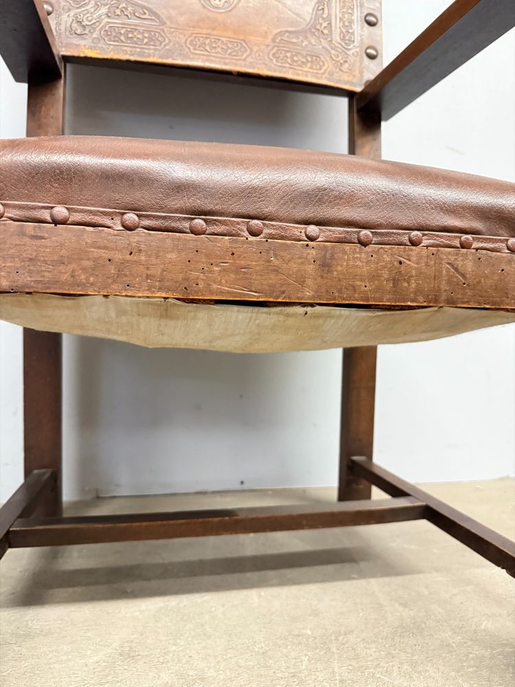 Fauteuil ancien néo-Renaissance avec accoudoirs et cuir imprimé, XIXe siècle. 50x63x55cm